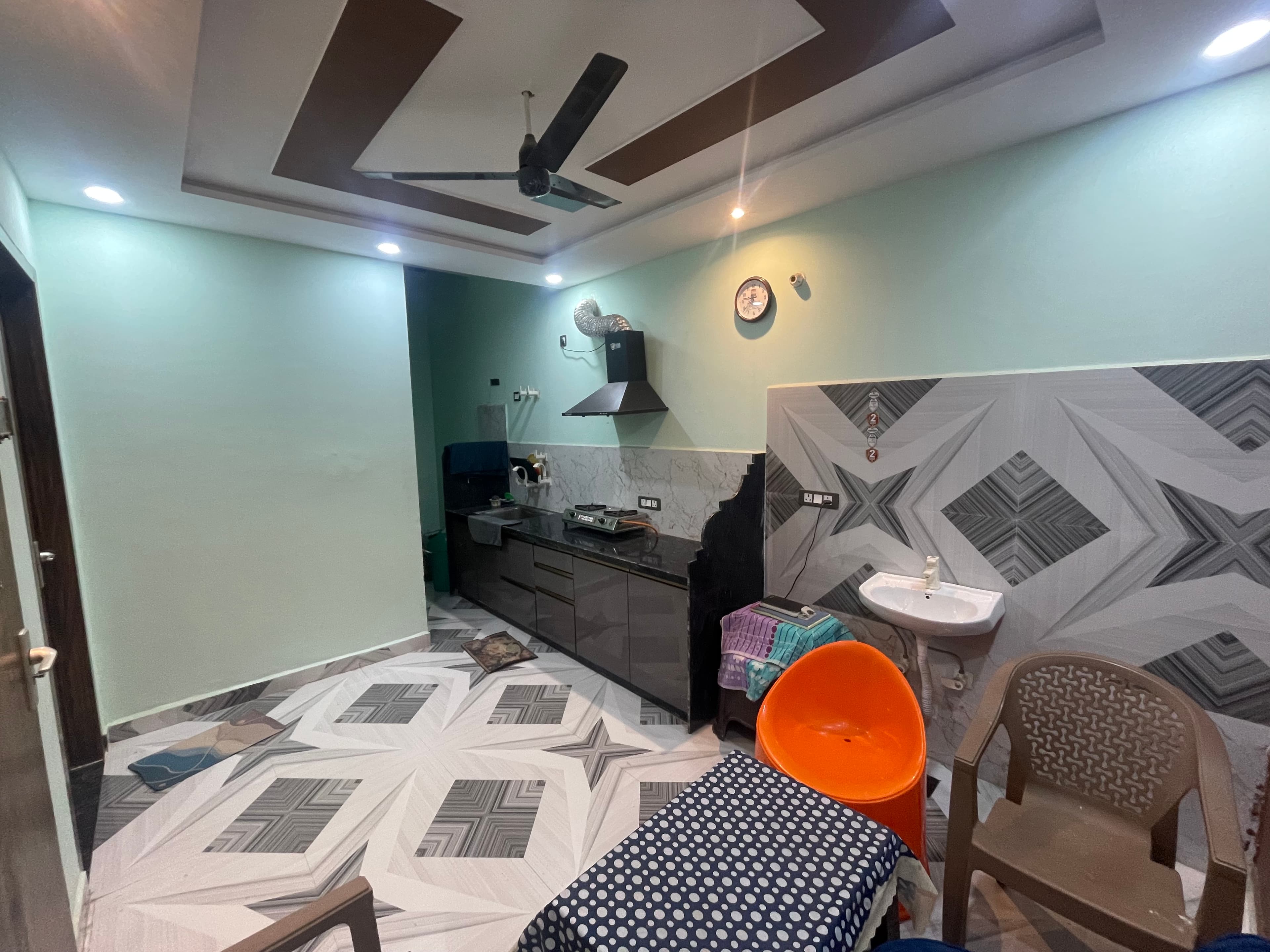 Full kitchen with chimney and gas stove