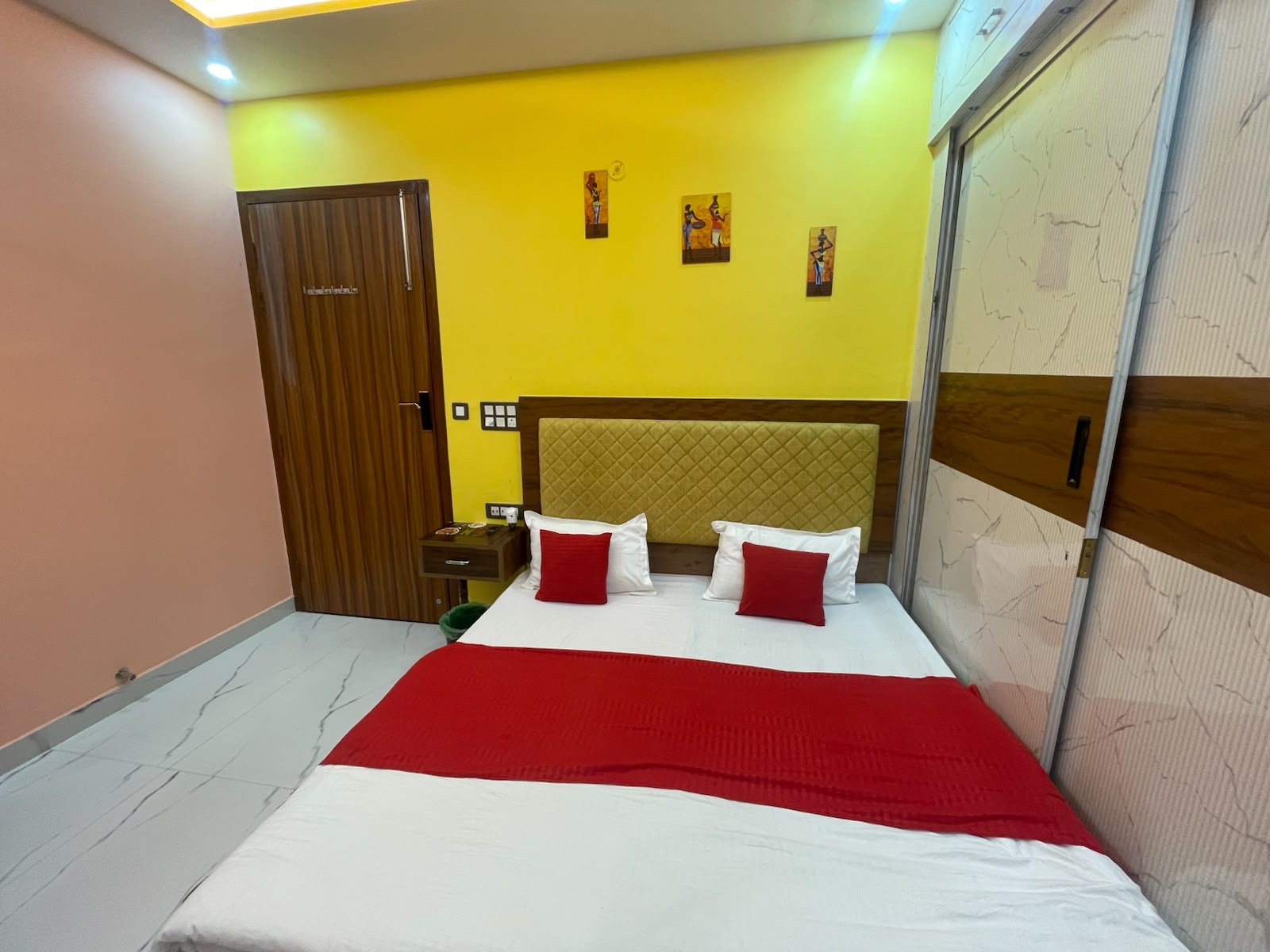 Family Package — Station Pickup, Stay & Agra Sightseeing